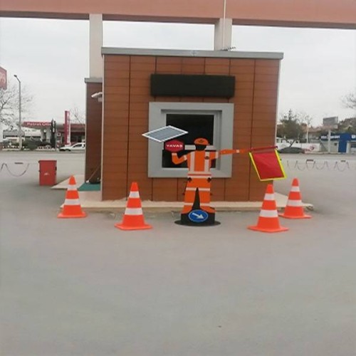 Jandarma Robot Bayrak Sallayan Robot Trafik Bayrak Sallama Robotu